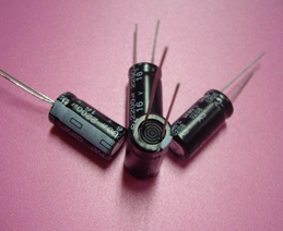 鑄模貼片型導(dǎo)電性高分子固體鋁電解電容器